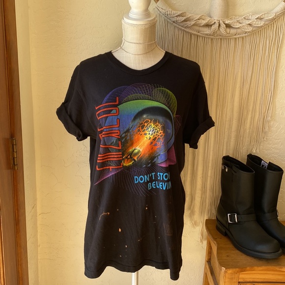 🎉 NEW🎉 VINTAGE REFASHION JOURNEY DON’T STOP BELIEVING GRAPHIC TEE‼️ - Picture 5 of 12